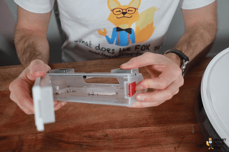 Der Schmutzbehälter des Yeedi Vac Hybrid wirdgeöffnet